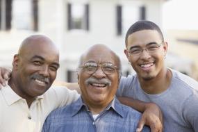 三代非洲裔美国人对着镜头微笑